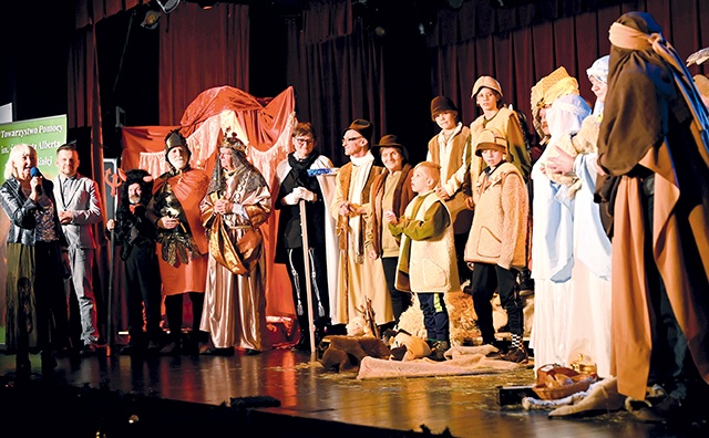 Aktorzy na scenie domu kultury „Kubiszówka”.