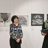 	Monika Krajewska (z lewej) i Ilona Pulnar-Duszyk na otwarciu wystawy.