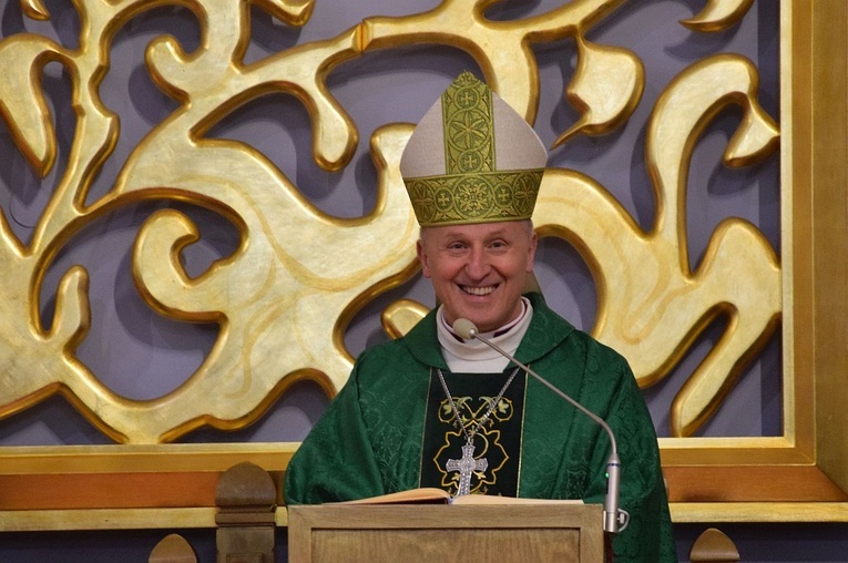 Do diecezji przyszedł "uśmiechnięty" biskup.