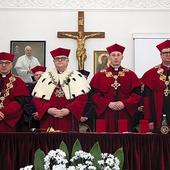 Papieski Wydział Teologiczny ciągle się rozwija. Jest na drodze, by stać się akademią, otwiera nowe kierunki studiów.