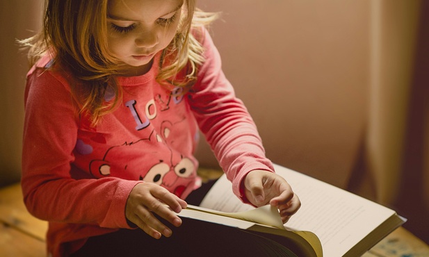 Szwecja rezygnuje z ekranów w nauczaniu młodszych dzieci