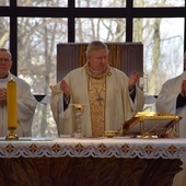 Msza św., która miała miejsce w kościele Matki Boskiej Częstochowskiej we Wrzeszczu, zainicjowała późniejszy cykl konferencji w sali Okręgowej Izby Lekarskiej w Gdańsku. 