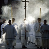 Liturgia Środy Popielcowej zaczyna się w bazylice św. Anzelma, skąd uczestnicy w procesji przechodzą do bazyliki św. Sabiny.