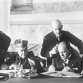 Kard. Pietro Gasparri i i premier Włoch Benito Mussolini podpisują traktaty laterańskie.