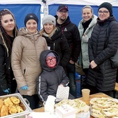 	Michał z rodzicami, mamami Mai i Natalki oraz organizatorkami akcji.