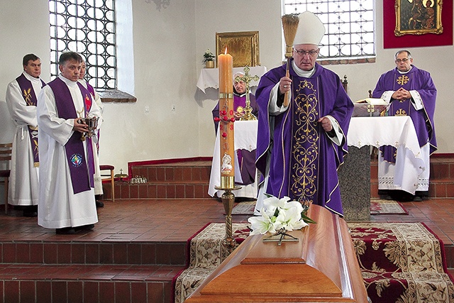 Biskup Krzysztof Zadarko przewodniczył Mszy św. pogrzebowej.