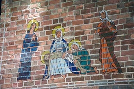 Polichromie w prezbiterium fary w Radomiu.