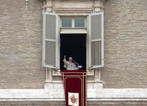Benedykt XVI naucza z okna w pałacu apostolskim.