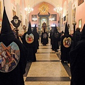 Podczas nabożeństwa Piętnastu Stopni Męki Pańskiej bracia noszą czarne kapy i spiczaste, zakrywające twarze kaptury.