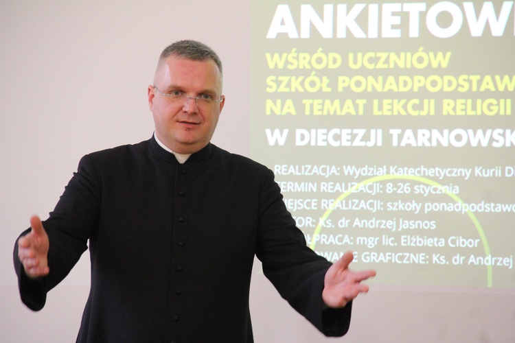 Lekcje religii są potrzebne, a ocena z niej uczniom zwyczajnie się należy