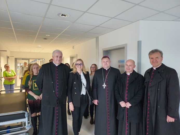 Bp Adrian Put odwiedził chorych w głogowskim szpitalu i hospicjum