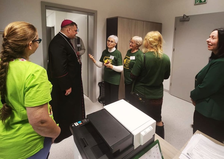 Bp Adrian Put odwiedził chorych w głogowskim szpitalu i hospicjum