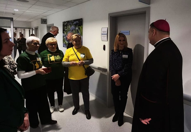 Bp Adrian Put odwiedził chorych w głogowskim szpitalu i hospicjum