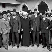 	W filmie znalazły się liczne archiwalne materiały filmowe. Na zdjęciu w środku Mufti Al-Hadżdż Amin, który konflikt narodowy zmienił w religijny.