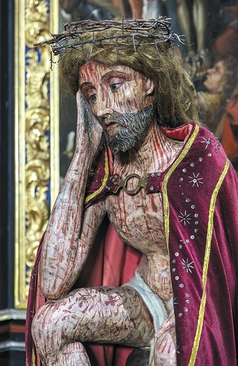Rzeźba Chrystusa Frasobliwego. 