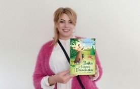 Katarzyna Dębowska ze swoją debiutancką książką dla dzieci.
