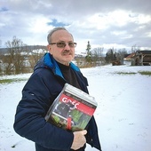 Piątkowe popołudnie. Pan Tadeusz za chwilę dostarczy tygodniki do parafii w Miętustwie i wyruszy w dalszą trasę.