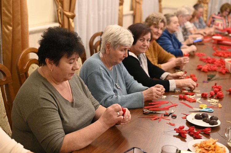 Aktywne seniorki w domu parafialnym w Hałcnowie