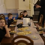 Ferie z rodzicami w parafialnej kawiarence DoloRosa w Hałcnowie
