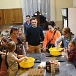 Ferie z rodzicami w parafialnej kawiarence DoloRosa w Hałcnowie