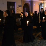 Liturgia stacyjna w Opolu. Procesja do kościoła oo. franciszkanów