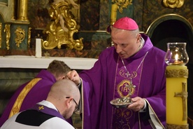 W czasie liturgii bp Marek Solarczyk posypywał głowy popiołem.