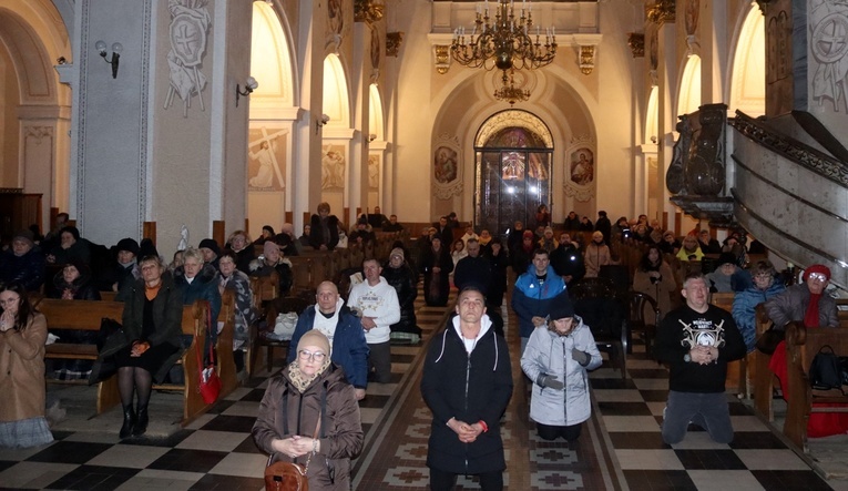 Do wspólnej modlitwy zostali zaproszeni parafianie i wszystkie grupy w niej działające.