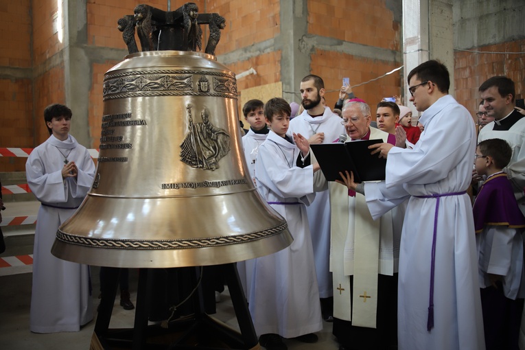 W parafii św. Jana Pawła II w Krakowie został poświęcony dzwon noszący imię jej patrona