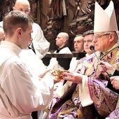 Biskup wręczył każdemu akolicie naczynie z chlebem  lub winem do konsekracji.