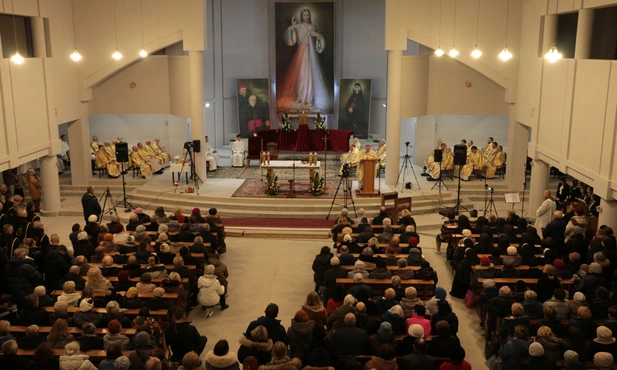 Czciciele Bożego Miłosierdzia z Płocka i diecezji, a także z Warszawy, Garwolina i innych miejsc Polski przez cały dzień wypełniali sanktuarium.