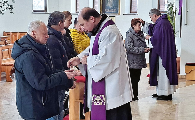 Księża Piotr Leśniak i Przemysław Guzior udzielili sakramentu chorych członkom grup trzeźwościowych. 