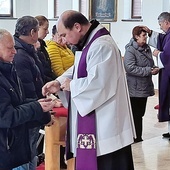 Księża Piotr Leśniak i Przemysław Guzior udzielili sakramentu chorych członkom grup trzeźwościowych. 