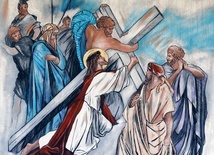 Szymon Cyrenejczyk pomaga nieść krzyż Panu Jezusowi 