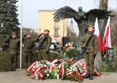 Przy pomniku Żołnierzy Zrzeszenia Wolność i Niezawisłość złożono kwiaty i zapalono znicze.