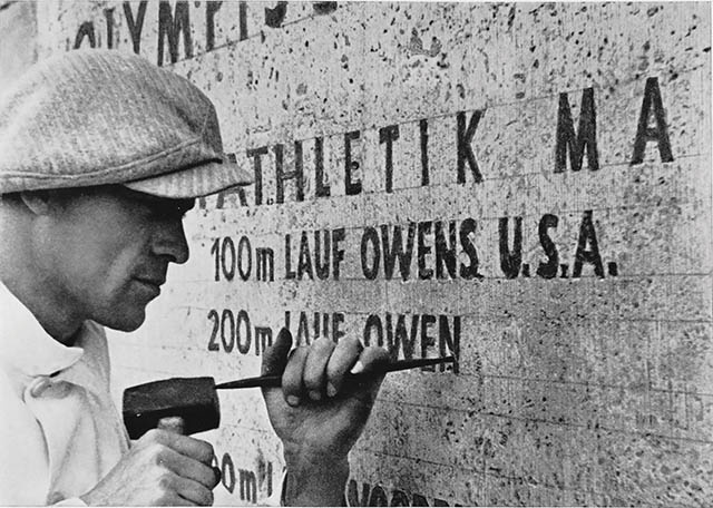 W Berlinie nazwiska mistrzów olimpijskich wyryto  w kamieniu.