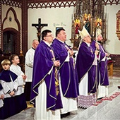 Bp Marek Szkudło (z lewej), abp senior Wiktor Skworc (w środku) i bp Grzegorz Olszowski towarzyszyli wiernym w kościołach stacyjnych (z prawej).