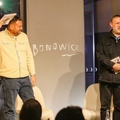 Autor (z prawej) z Bartoszem Suwińskim w opolskiej MBP.