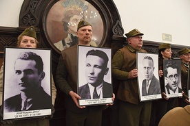 	Uroczystościom towarzyszyły zdjęcia zamęczonych  1 marca 1951 r. na Mokotowie.
