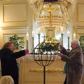 Na początku spotkania uczestniczki umieściły świece na symbolicznym świeczniku w kształcie  kuli ziemskiej.