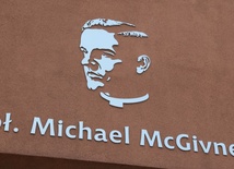 Wizerunek błogosławionego ks. Michaela McGivneya na Domu jego imienia w Radomiu. 