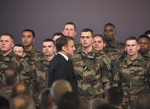 Prezydent Macron wśród francuskich żołnierzy w bazie morskiej w Cherbourgu.