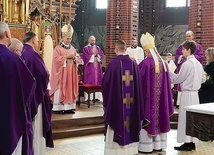 Biskup A. Iwanecki składa życzenia w imieniu diecezjan.
