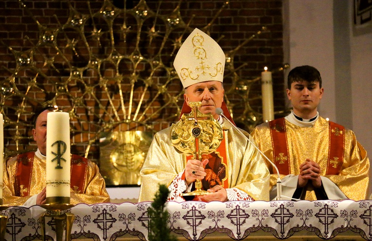 Biskup Marek Solarczyk udzielił błogosławieństwa relikwiami św. Kazimierza. 