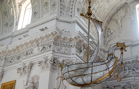 Ponad dwa tysiące rzeźb pokrywa sklepienia, ściany, kopułę oraz kaplice kościoła na Antokolu.