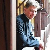 Wikariusz w parafii pw. Pierwszych Męczenników Polski w Gorzowie Wlkp. Święcenia kapłańskie przyjął 7 lat temu.