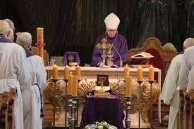 Liturgii żałobnej w kościele na Górkach przewodniczył biskup Piotr Libera.
