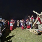 Przedstawiane sceny pomogły wiernym w skupieniu i modlitwie.