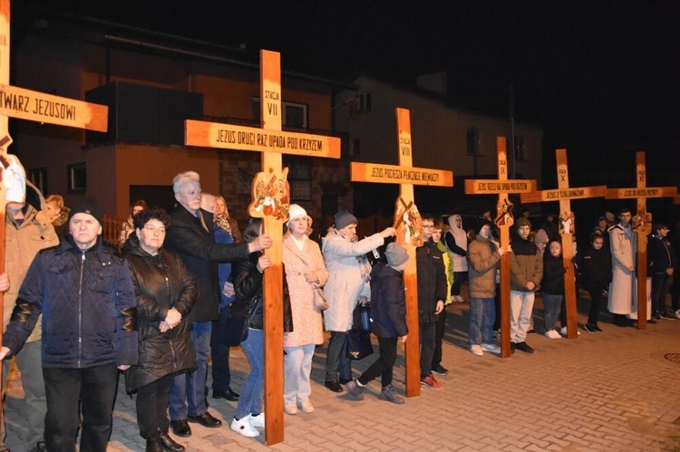 Dębica-Latoszyn. Droga Krzyżowa ulicami parafii