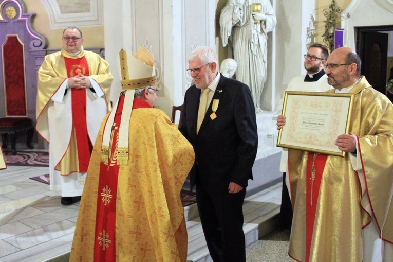 Wręczenie Krzyża "Pro Ecclesia et Pontifice" Hansowi Steinowi w Krzanowicach