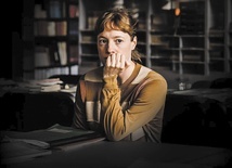 Leonie Benesch  jako Carla, idealistyczna  i pełna dobrych chęci nauczycielka. 
